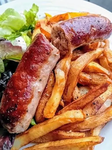 Préparation des frites maison par le foodtruck Sauci's Frites à Nantes
